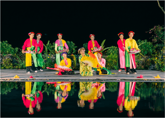 Hai Nham Village의 포크 댄싱 클럽은 정통의 맛을 추구하는 아마추어들에 의해 특별한 음악 및 문화 공연을 가져 왔습니다.