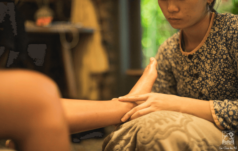 Spa service-foot massage | Le Clos du Fil Hotel